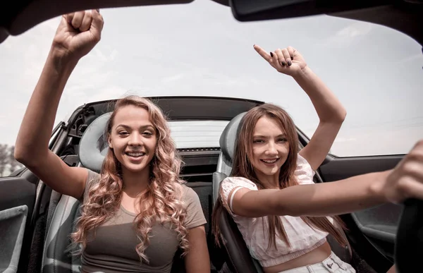 Arabaya binmek zevk iki mutlu kadın. — Stok fotoğraf