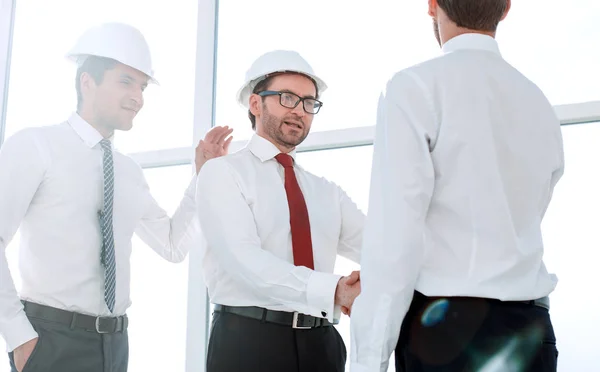 Architect en ingenieur schudden elkaar de hand — Stockfoto