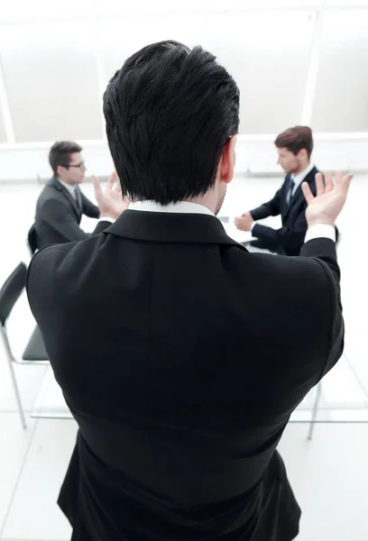 Posteriore view.businessman tiene una riunione di lavoro . — Foto Stock