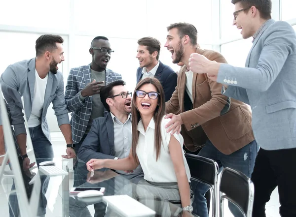 Бізнес команда розважається на робочому місці — стокове фото
