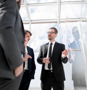 Yöneticisi yeni iş stratejisi ve çalışanlara açıklar.