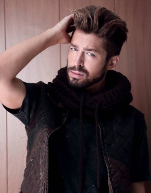 kızgın adam deri ceketini studio arka planı kapılarında çekerek