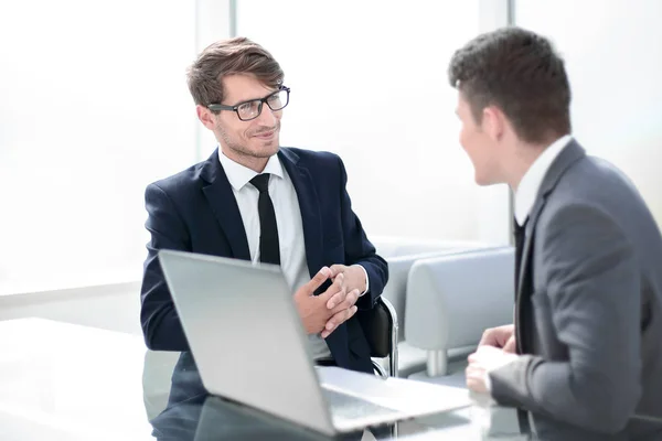 Affärskollegor sitter vid skrivbordet — Stockfoto