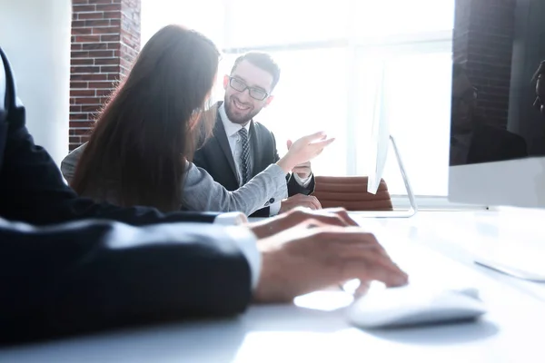 Uomo d'affari serio che lavora al computer — Foto Stock