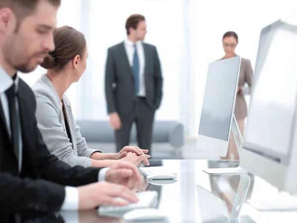 Empleados trabajan en computadoras en el lobby del Banco — Foto de Stock