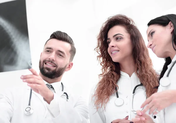 Grupp av medicinska arbetstagare undersöker patienter röntgenfilm — Stockfoto