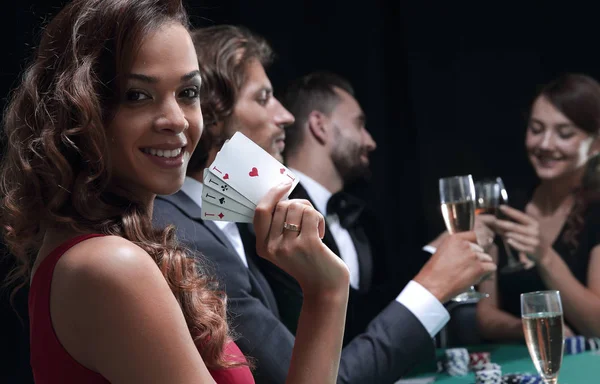 Femme à la table de roulette tenant verre de champagne dans le casino — Photo