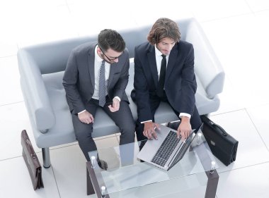 dizüstü bilgisayarda veri tartışırken iş arkadaşları.