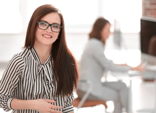 Erfolgreiche Geschäftsfrau im Hintergrund ihres Büros — Stockfoto