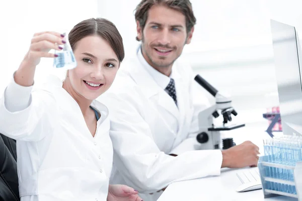 Equipe de Biólogos Pesquisadores Trabalhando em Laboratório — Fotografia de Stock