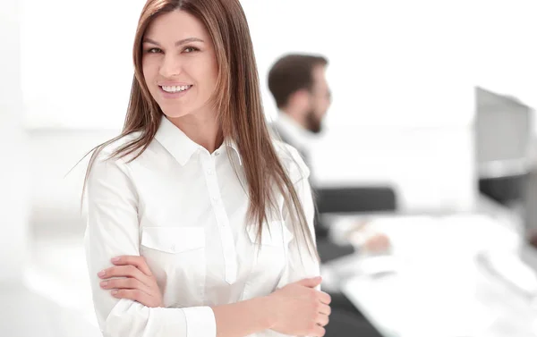 Lächelnde Geschäftsfrau auf dem Hintergrund des Arbeitsplatzes. — Stockfoto