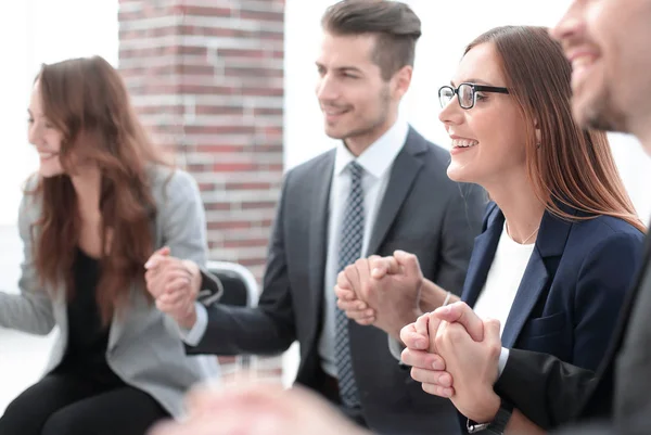 Eine Gruppe von Geschäftsleuten, die sich im Kreis die Hände reichen — Stockfoto