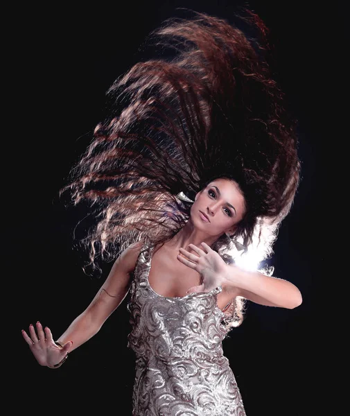 Retrato de uma jovem dançando com cabelos longos e escuros — Fotografia de Stock