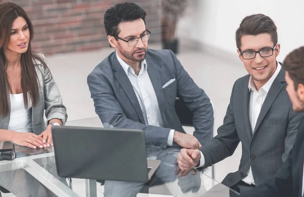 Geschäftsteam hält ein Geschäftstreffen ab — Stockfoto