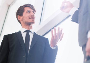 up.Business insanlar ofis pencere arka plan üzerinde kapatın.