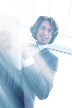 Dijital tablet üzerinde çalışan closeup .businessman