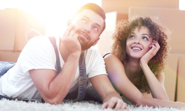 Mutlu çift arka planda karton kutu