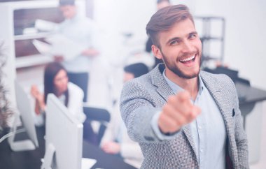 Ofiste durmuş seni işaret eden bir iş adamı.