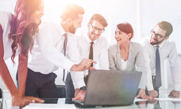 Business-Team diskutiert Online-Informationen — Stockfoto