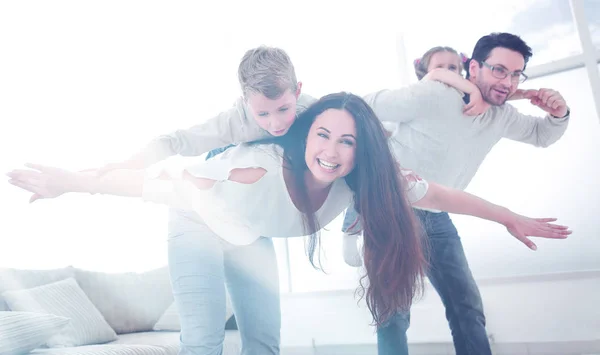 Padres cariñosos jugando con los niños en su casa — Foto de Stock