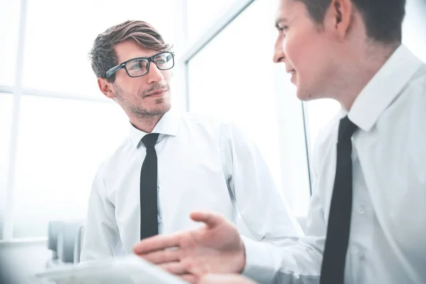 Stäng up.two leende anställda vid skrivbordet — Stockfoto