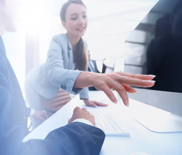 Imagen estilizada. mujer de negocios hablando con un colega — Foto de Stock