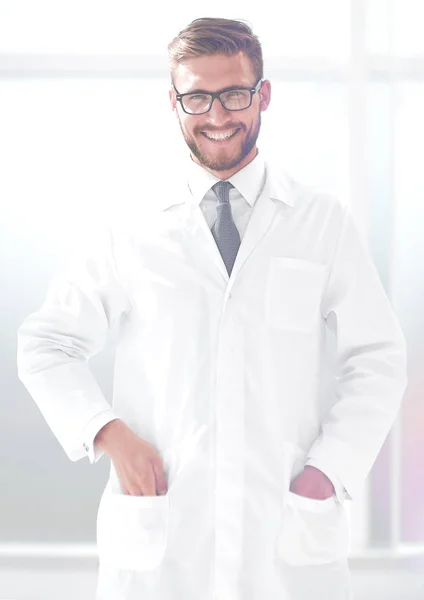 Портрет усміхненого лікаря, що стоїть в лікарні — стокове фото