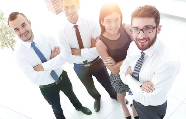 Equipo de negocios de pie junto a un rotafolio en blanco —  Fotos de Stock