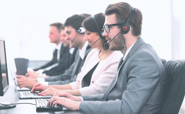 Collega 's bellen centrum werkplek op kantoor — Stockfoto