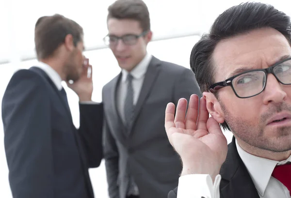 Stäng up.businessman tjuvlyssna på samtal mellan kollegor — Stockfoto