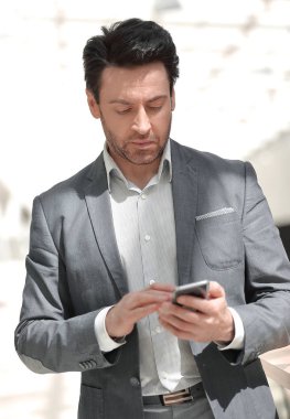 smartphone ekrana bakarak up.businessman kapatın