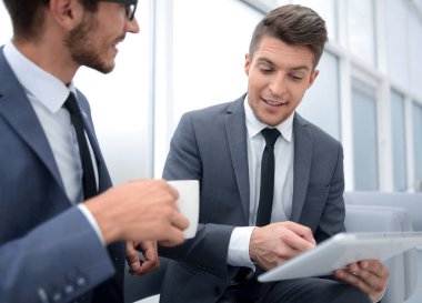 Bir ofiste bir kahve mola verme iş arkadaşları