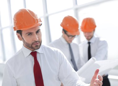 up.engineer Builder koruyucu bir kask içinde kapatın