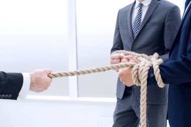 yakın up.businessman iş ekibi tarafından ip sürükler.