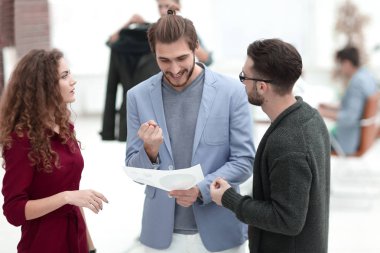 bir grup tasarımcı yeni önerileri tartışıyor