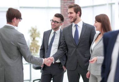 Kendine güvenen genç insanlar, el sıkışma ve gülümseme