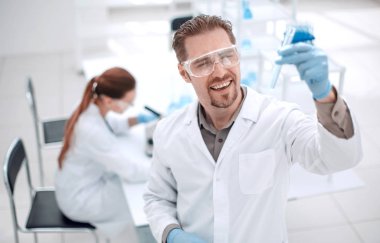 başarılı bilim adamı muayene sonuçlarını denetleme.