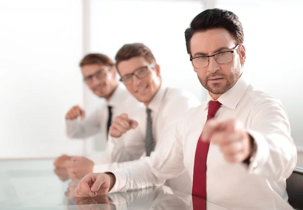 Affärsmän dyka upp på du sitter på kontoret skrivbord. — Stockfoto