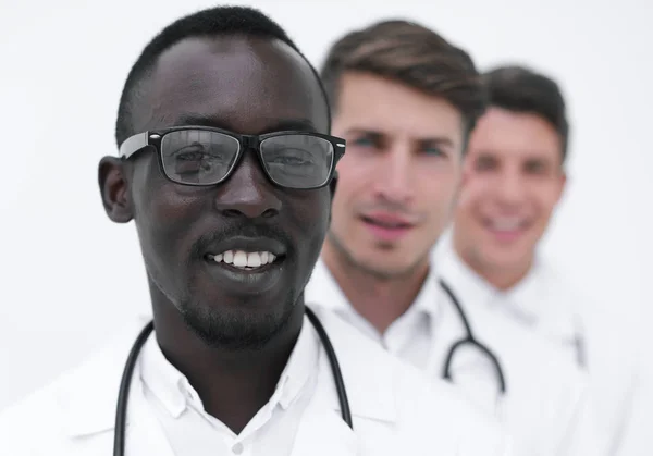 Sıraya dizilmiş bir grup çok ırklı doktor — Stok fotoğraf