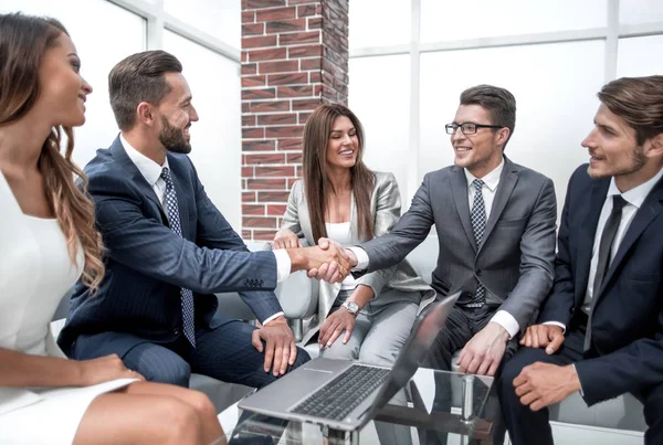 Apretón de manos a empresarios en una reunión informal — Foto de Stock