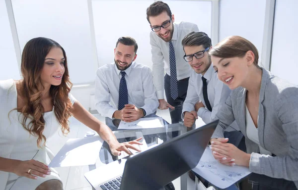 Az üzleti csapat laptopot használ egy munkaértekezleten — Stock Fotó