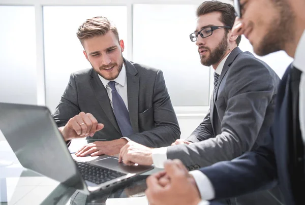 Mitarbeiter diskutieren neue Informationen — Stockfoto