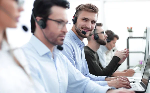 Schöner männlicher Kundenbetreuer mit Headset, der im Call Center arbeitet — Stockfoto