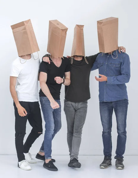 Grupo de hombres con bolsas de papel en la cabeza —  Fotos de Stock