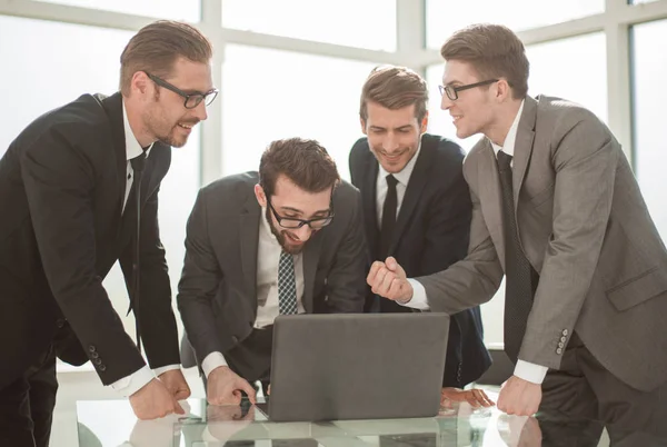 Team di business di successo in piedi vicino al desktop — Foto Stock