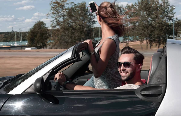 Toeristen nemen van een selfie met de auto reizen — Stockfoto