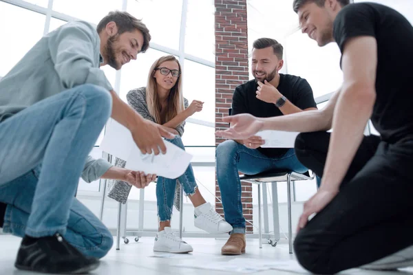 Socios exitosos durante las negociaciones en la reunión — Foto de Stock