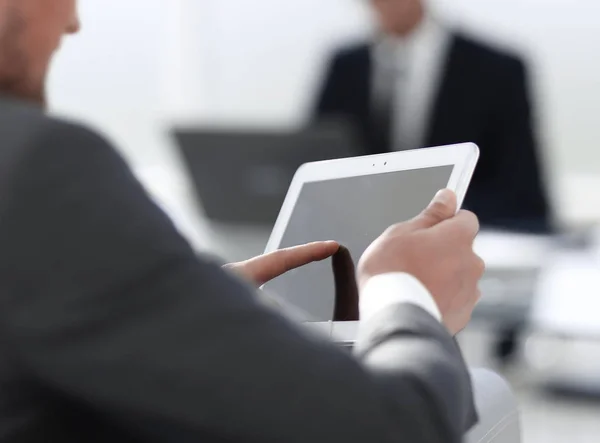 Homem de negócios em terno no escritório moderno usando tablet — Fotografia de Stock