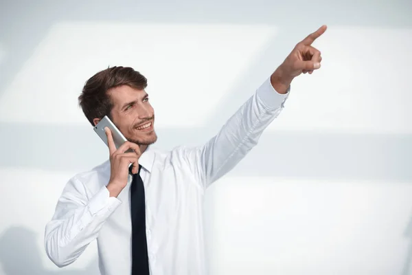 Młody człowiek rozmawia przez telefon jest skierowana w górę o coś — Zdjęcie stockowe