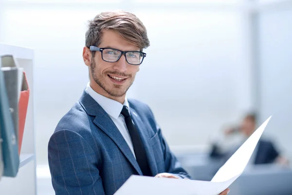 Šťastný podnikatel čtení dokumentů v sadě office — Stock fotografie